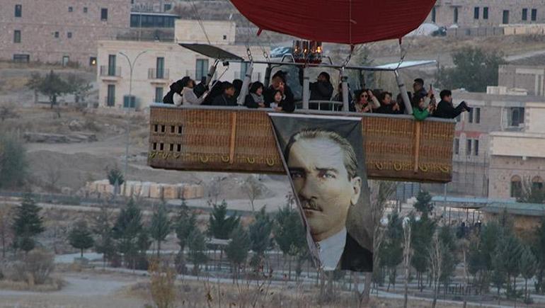 Kapadokya’da 10 Kasım: Balonlar Atatürk posterleriyle gökyüzüne yükseldi