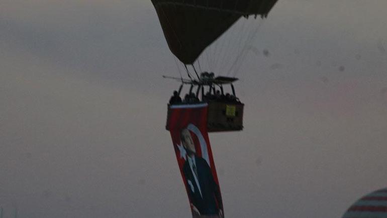 Kapadokya’da 10 Kasım: Balonlar Atatürk posterleriyle gökyüzüne yükseldi