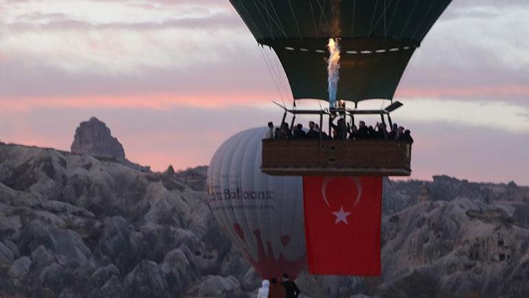 Kapadokya’da 10 Kasım: Balonlar Atatürk posterleriyle gökyüzüne yükseldi