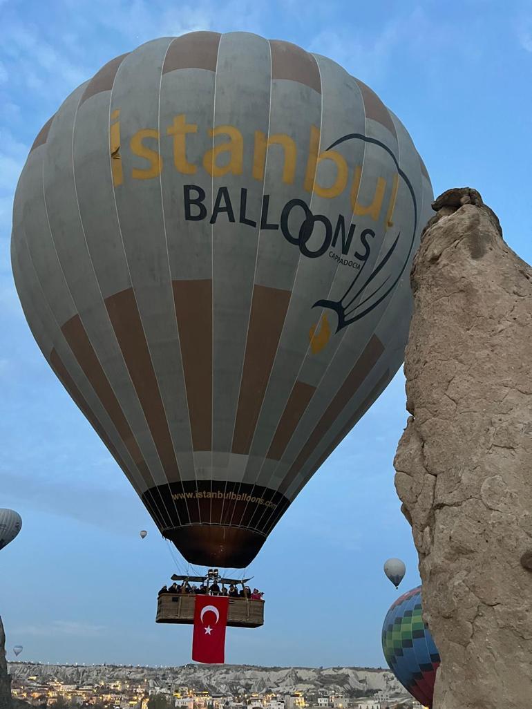 Kapadokya’da 10 Kasım: Balonlar Atatürk posterleriyle gökyüzüne yükseldi