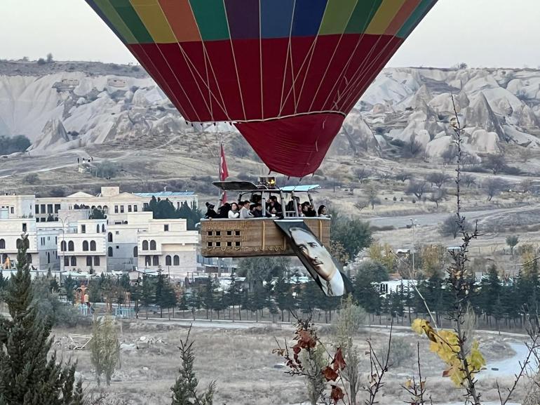Kapadokya’da 10 Kasım: Balonlar Atatürk posterleriyle gökyüzüne yükseldi