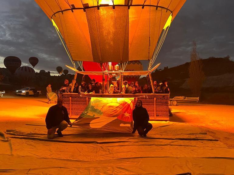 Kapadokya’da 10 Kasım: Balonlar Atatürk posterleriyle gökyüzüne yükseldi