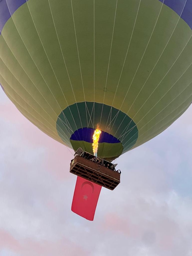 Kapadokya’da 10 Kasım: Balonlar Atatürk posterleriyle gökyüzüne yükseldi