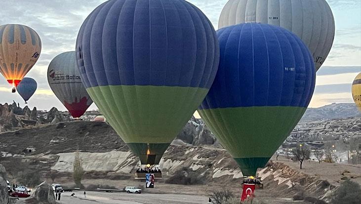 Kapadokya’da 10 Kasım: Balonlar Atatürk posterleriyle gökyüzüne yükseldi