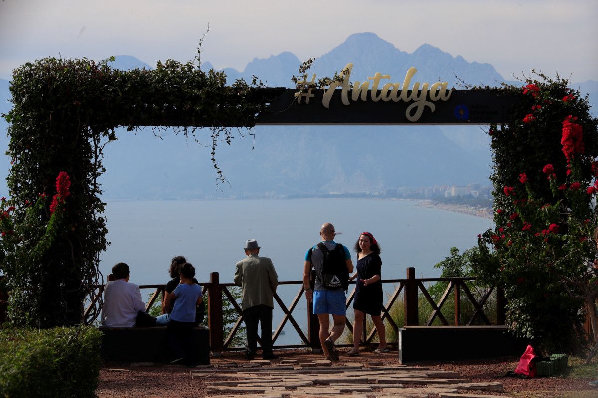 Kasım Ayında Antalya'nın Sahillerindeki Yoğun Kalabalık