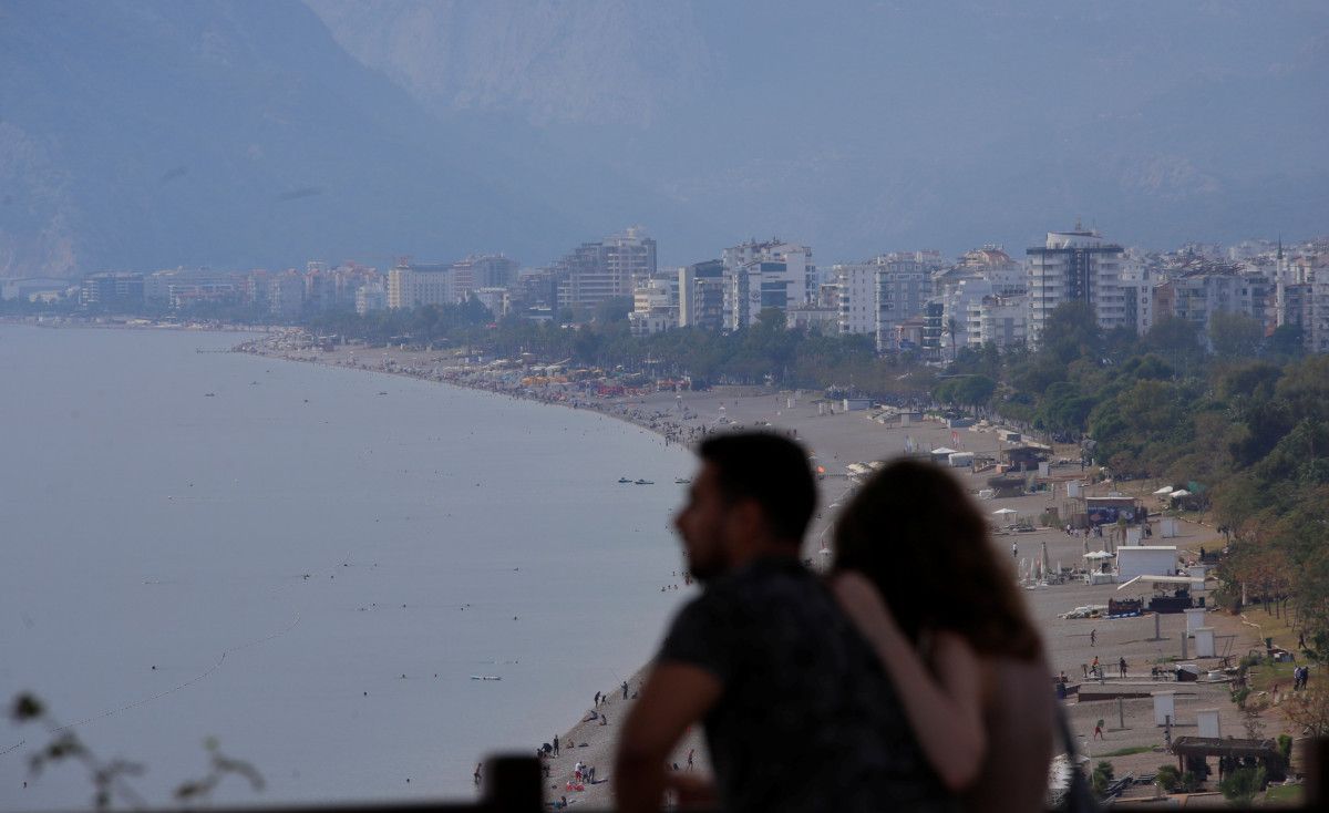 Kasım Ayında Antalya'nın Sahillerindeki Yoğun Kalabalık