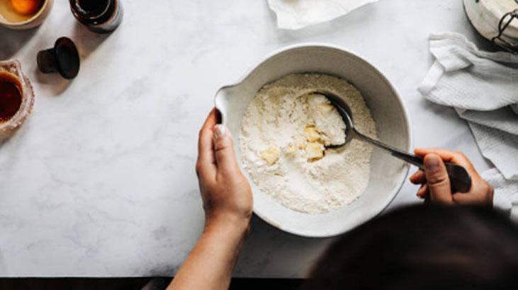 Kek kalıbında olur mu demeyin... Lezzeti harika! Kolay hazırlanan poğaça tarifi