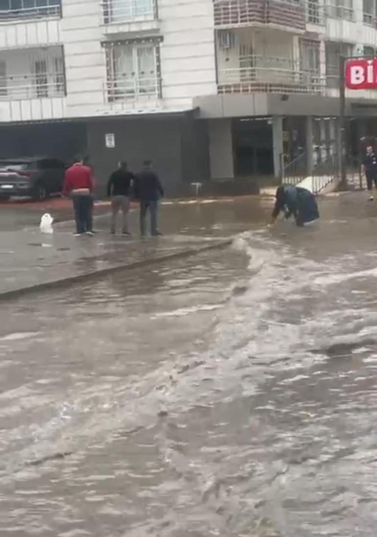 Kentte sağanak hayatı felç etti! Yollar göle döndü 1 Kentte sağanak hayatı felç etti! Yollar göle döndü