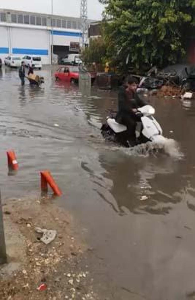 Kentte sağanak hayatı felç etti! Yollar göle döndü 2 Kentte sağanak hayatı felç etti! Yollar göle döndü