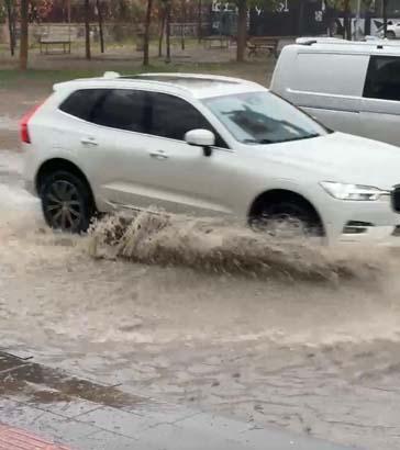 Kentte sağanak hayatı felç etti! Yollar göle döndü 3 Kentte sağanak hayatı felç etti! Yollar göle döndü