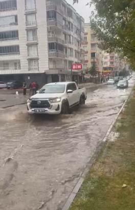 Kentte sağanak hayatı felç etti! Yollar göle döndü 9 Kentte sağanak hayatı felç etti! Yollar göle döndü