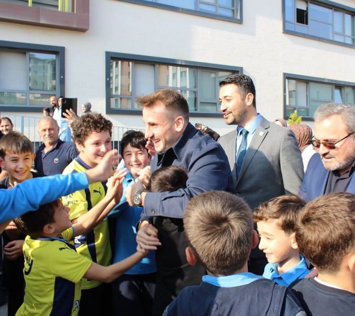 Kerem Aktürkoğlu'nun Beklenmedik Seçim Vaadi: Aras Okul Başkanlığıyla Ne Değiştirdi? 3 Kerem Aktürkoğlu'nun Beklenmedik Seçim Vaadi: Aras Okul Başkanlığıyla Ne Değiştirdi?