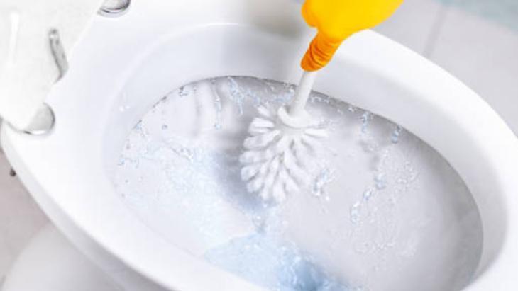 Klozet temizliğinde sirke mi çamaşır suyu mu? Meğer temizlemiyormuş, karıştırmayın 2 Klozet temizliğinde sirke mi çamaşır suyu mu? Meğer temizlemiyormuş, karıştırmayın