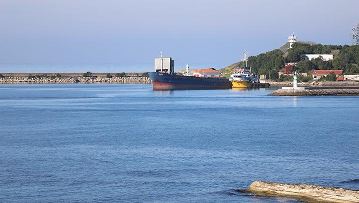Kocaeli’de karaya oturan gemi kurtarıldı