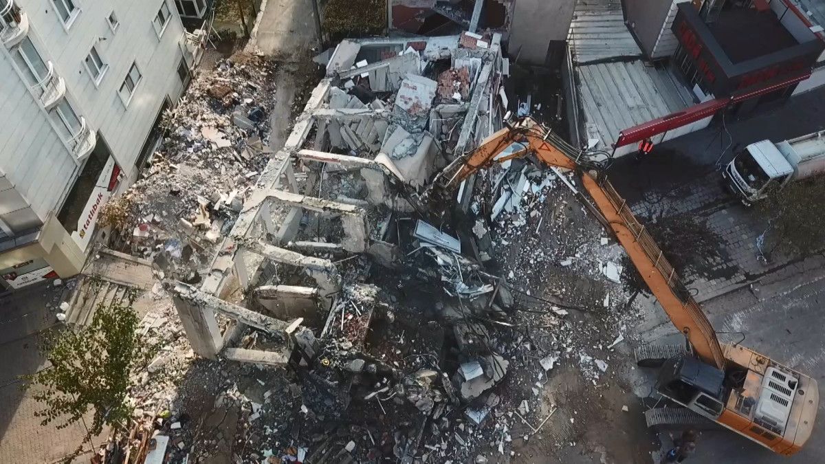 Kocaeli'de Yıkılan Binadan Kurtulan Dilaraya'nın Ailesinin Acı Kaybı! 2 Kocaeli'de Yıkılan Binadan Kurtulan Dilaraya'nın Ailesinin Acı Kaybı!