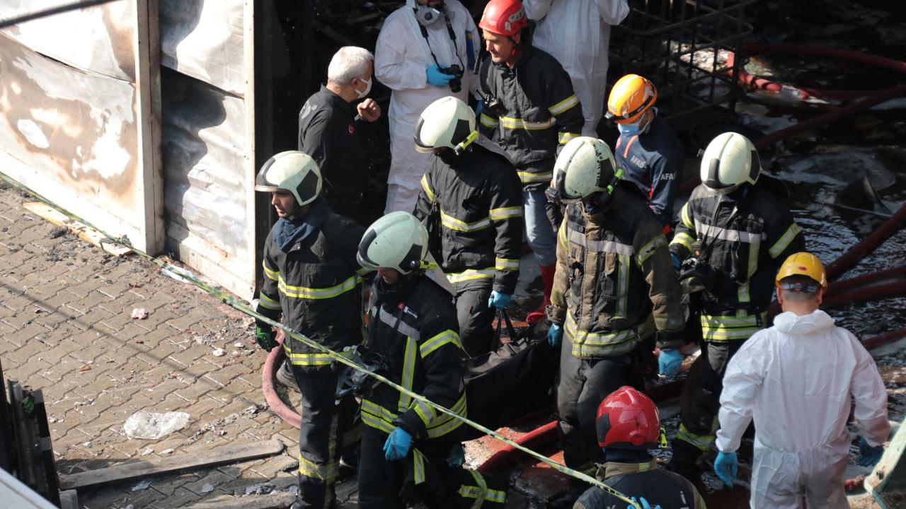 Kocaeli’deki fabrika yangınında hayatını kaybeden 6 kişinin cenazesi çıkarıldı