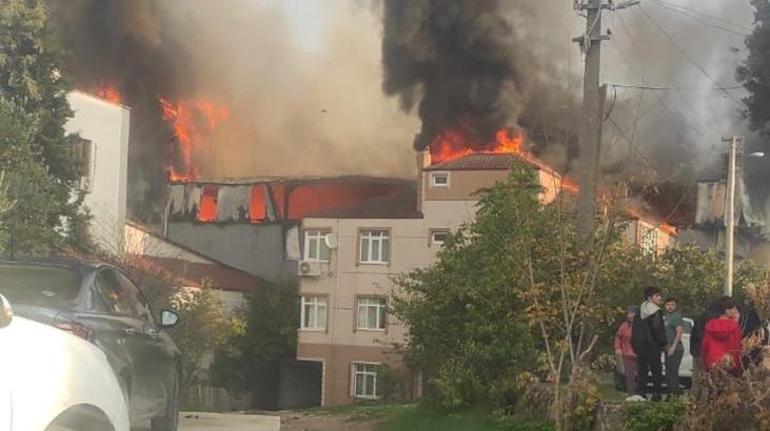 Kocaeli'deki yangın faciasının ilk anları! Görüntüler ortaya çıktı: İçeride insanlar bağırıyordu 1 Kocaeli'deki yangın faciasının ilk anları! Görüntüler ortaya çıktı: İçeride insanlar bağırıyordu