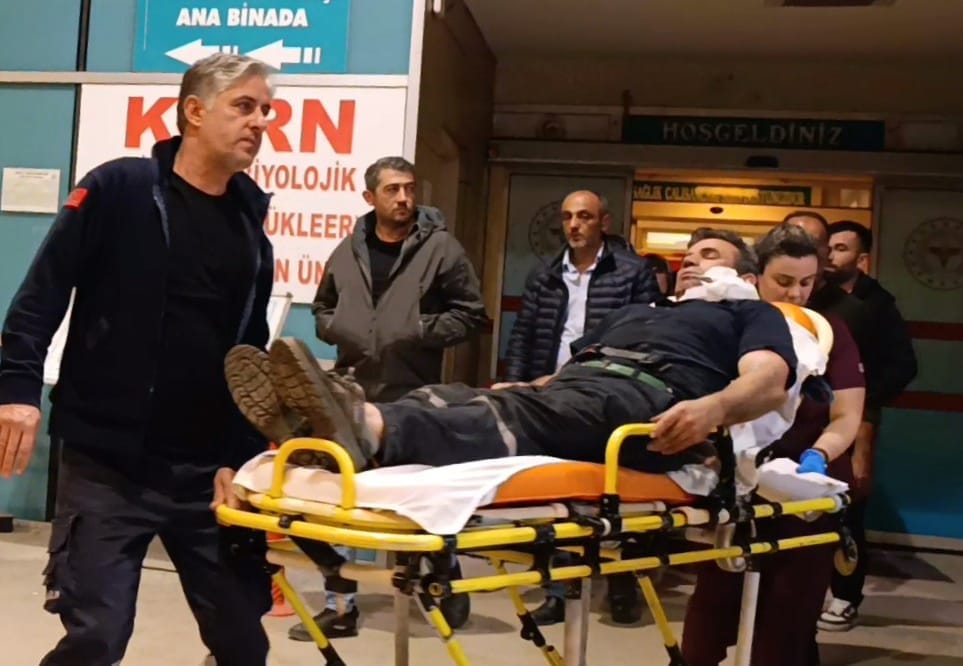 Kömür İndirirken Yaşanan Talihsiz Kaza: Demir Parçası Yüzüne Saplandı! 1 Kömür İndirirken Yaşanan Talihsiz Kaza: Demir Parçası Yüzüne Saplandı!