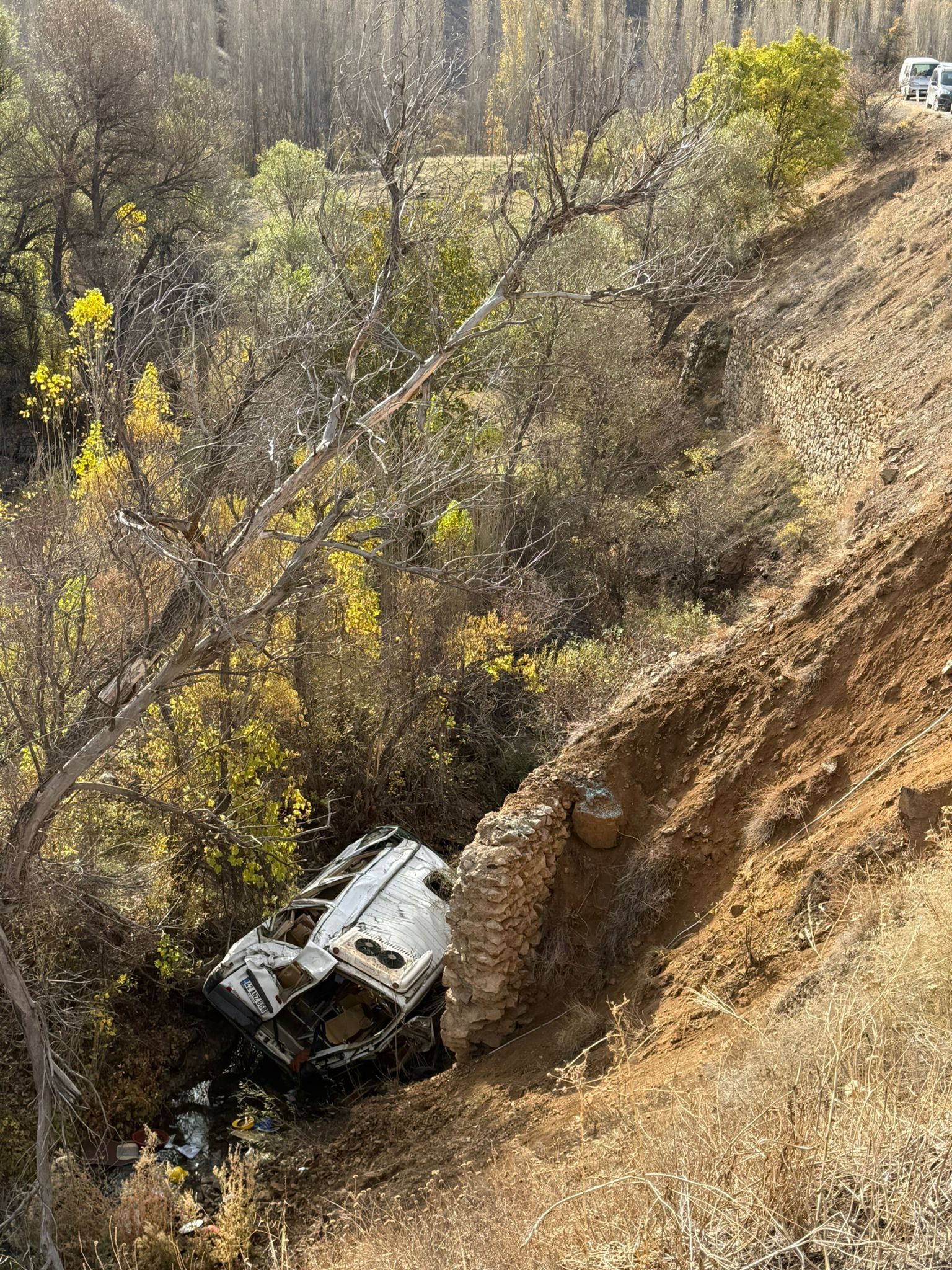 Korkunç Bir An: Öğrenci Servisi Uçuruma Yuvarlandı 1 Korkunç Bir An: Öğrenci Servisi Uçuruma Yuvarlandı