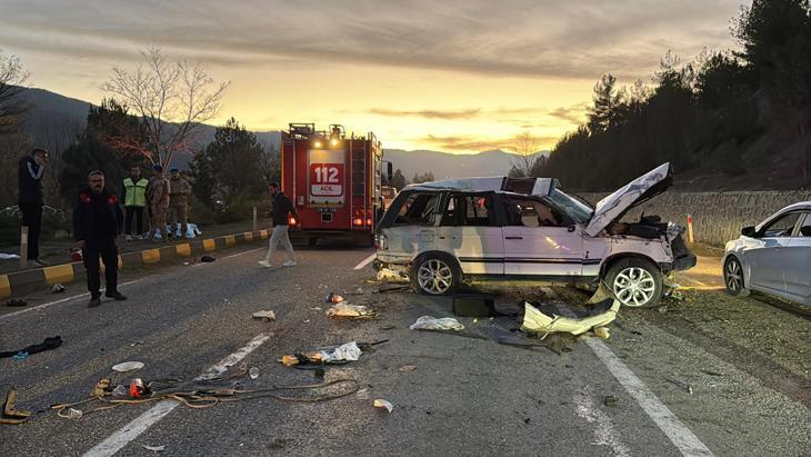 Korkunç kazada 7 yaşındaki Yusuf ve annesi hayatını kaybetti, 7 kişi yaralandı 4 Korkunç kazada 7 yaşındaki Yusuf ve annesi hayatını kaybetti, 7 kişi yaralandı