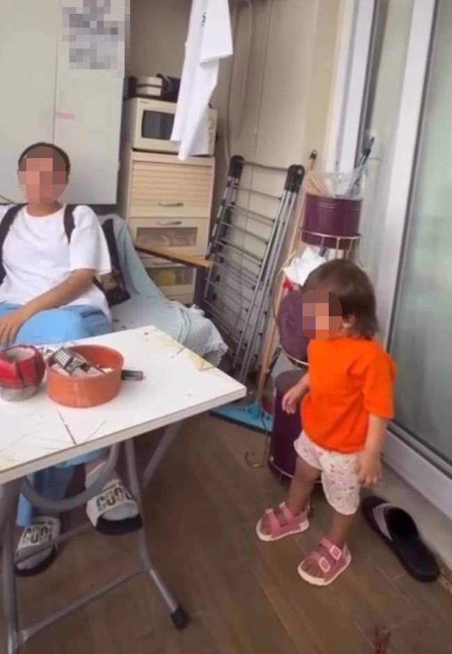 Küçük Kızına Acımayan Annenin Skandal Görüntüleri: İnceleme Süreci Başlatıldı! 1 Küçük Kızına Acımayan Annenin Skandal Görüntüleri: İnceleme Süreci Başlatıldı!