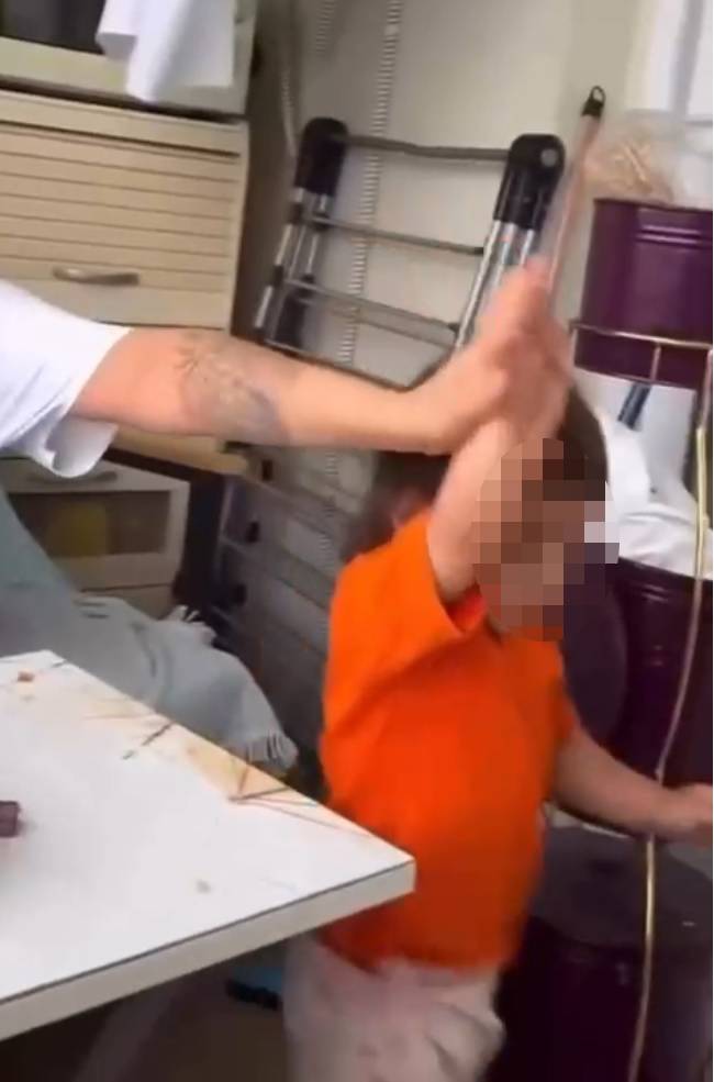 Küçük Kızına Acımayan Annenin Skandal Görüntüleri: İnceleme Süreci Başlatıldı! 2 Küçük Kızına Acımayan Annenin Skandal Görüntüleri: İnceleme Süreci Başlatıldı!