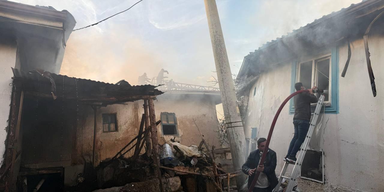 Kütahya’da Köyde Yangın Felaketi: 2 Ev ve 1 Ahır Kullanılamaz Hale Geldi!