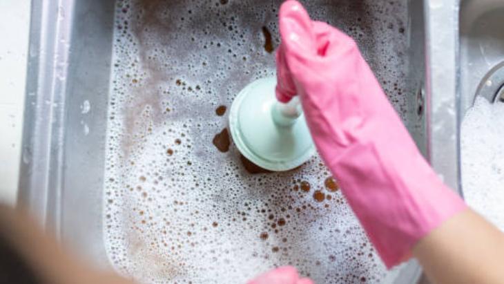 Lavabo açıcı almaya gerek yok! Tıkanan giderin çaresi böceksavardaymış