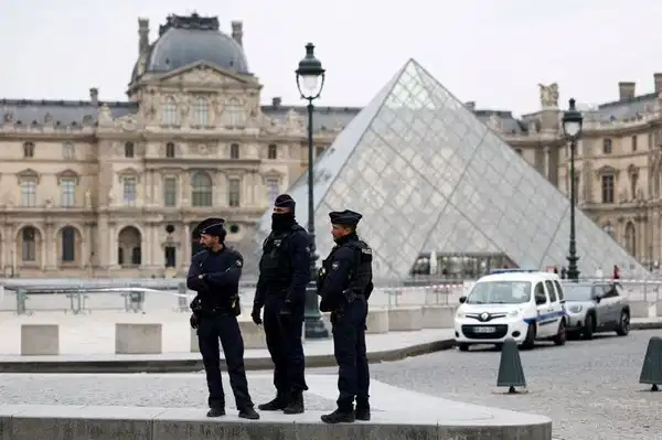 Louvre soygununda fötr şapkalı 'dedektifin' sırrı çözüldü