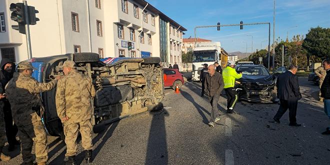 Makam Aracı Jandarma Minibüsüne Çarptı: 2 Asker Yarası! Bu Olayda Neler Oldu?