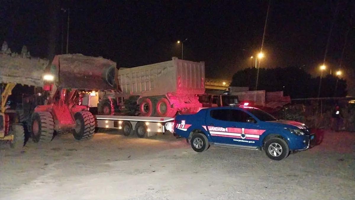 Manavgat’ta Kum Çalma Operasyonu: 3 Kuşkulu Gözaltında, 1 Tutuklandı