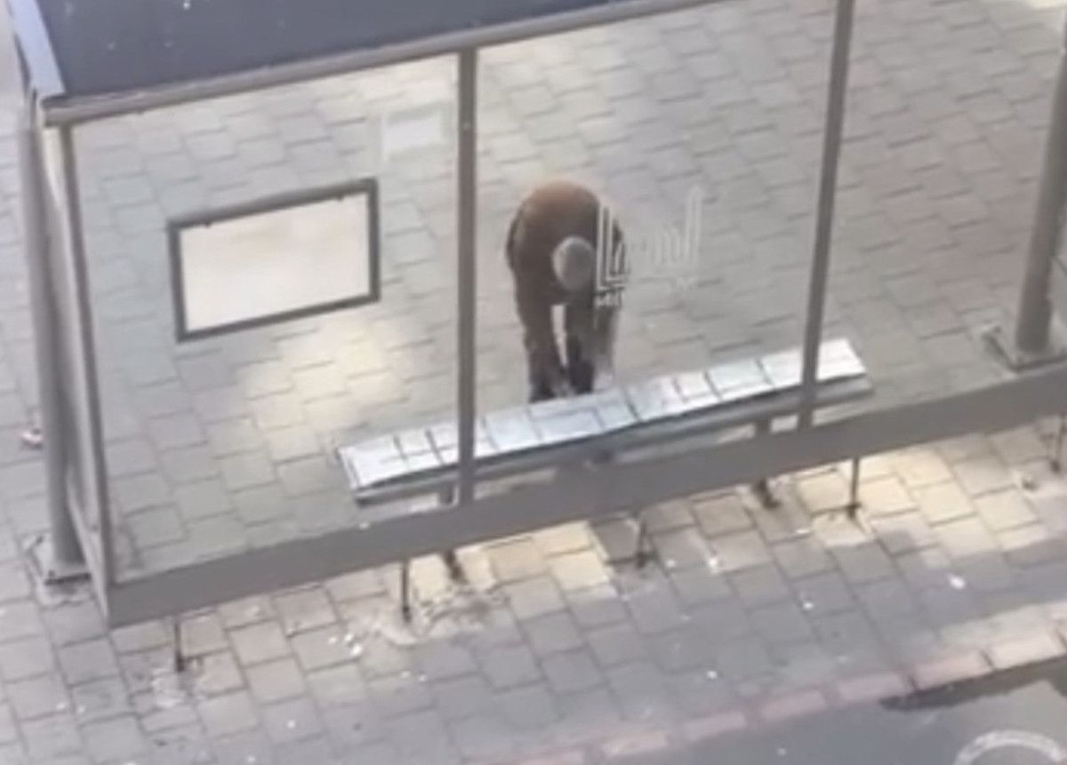 Mardinli Vatandaşın Durağı Sıcacık Yapma Çabası: Bankalar Halıyla Kaplandı 1 Mardinli Vatandaşın Durağı Sıcacık Yapma Çabası: Bankalar Halıyla Kaplandı