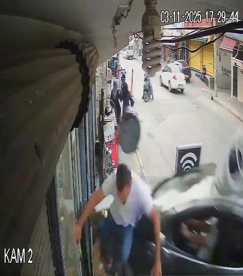 Marketin önünde dehşeti yaşadı! Ezilmekten saniyelerle kurtuldu 2 Marketin önünde dehşeti yaşadı! Ezilmekten saniyelerle kurtuldu