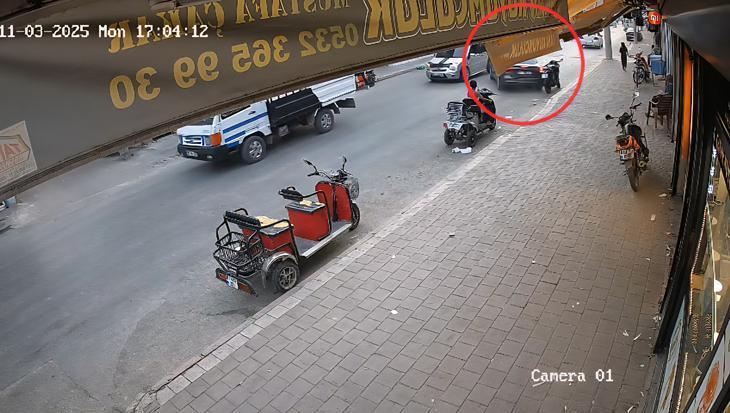 Marketin önünde dehşeti yaşadı! Ezilmekten saniyelerle kurtuldu 6 Marketin önünde dehşeti yaşadı! Ezilmekten saniyelerle kurtuldu