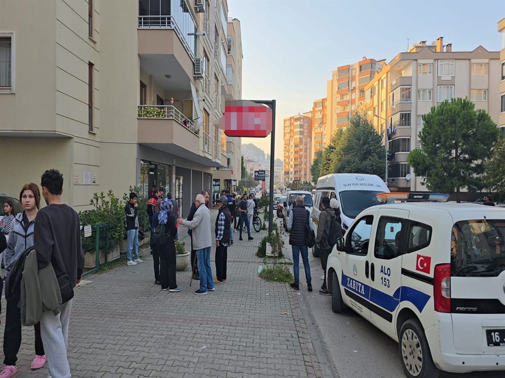 Markette Gerilim Dolu Anlar! Eski Eşine Bıçakla Saldırdı 1 Markette Gerilim Dolu Anlar! Eski Eşine Bıçakla Saldırdı