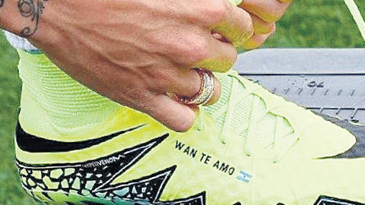 Mauro Icardi'den sevgilisine tanıdık jest! Ayakkabı detayı gündem oldu 6 Mauro Icardi'den sevgilisine tanıdık jest! Ayakkabı detayı gündem oldu