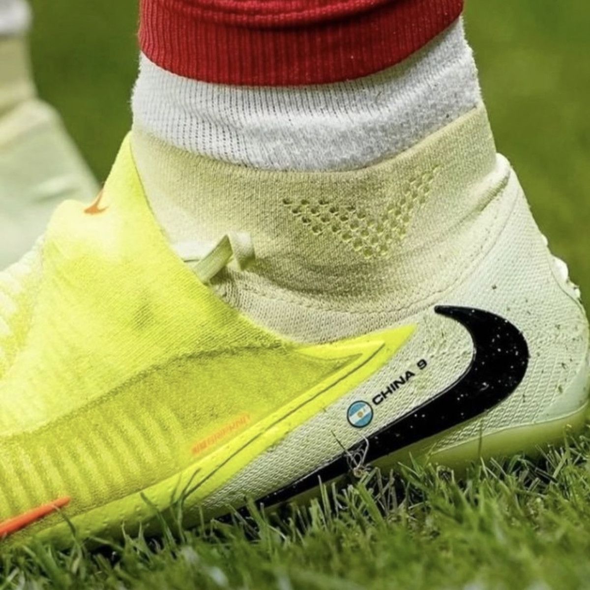 Mauro Icardi'nin Sevgilisine Kramponla Şaşırtan Jest! 1 Mauro Icardi'nin Sevgilisine Kramponla Şaşırtan Jest!