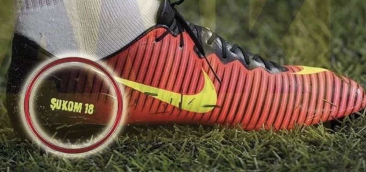 Mauro Icardi'nin Sevgilisine Kramponla Şaşırtan Jest! 2 Mauro Icardi'nin Sevgilisine Kramponla Şaşırtan Jest!