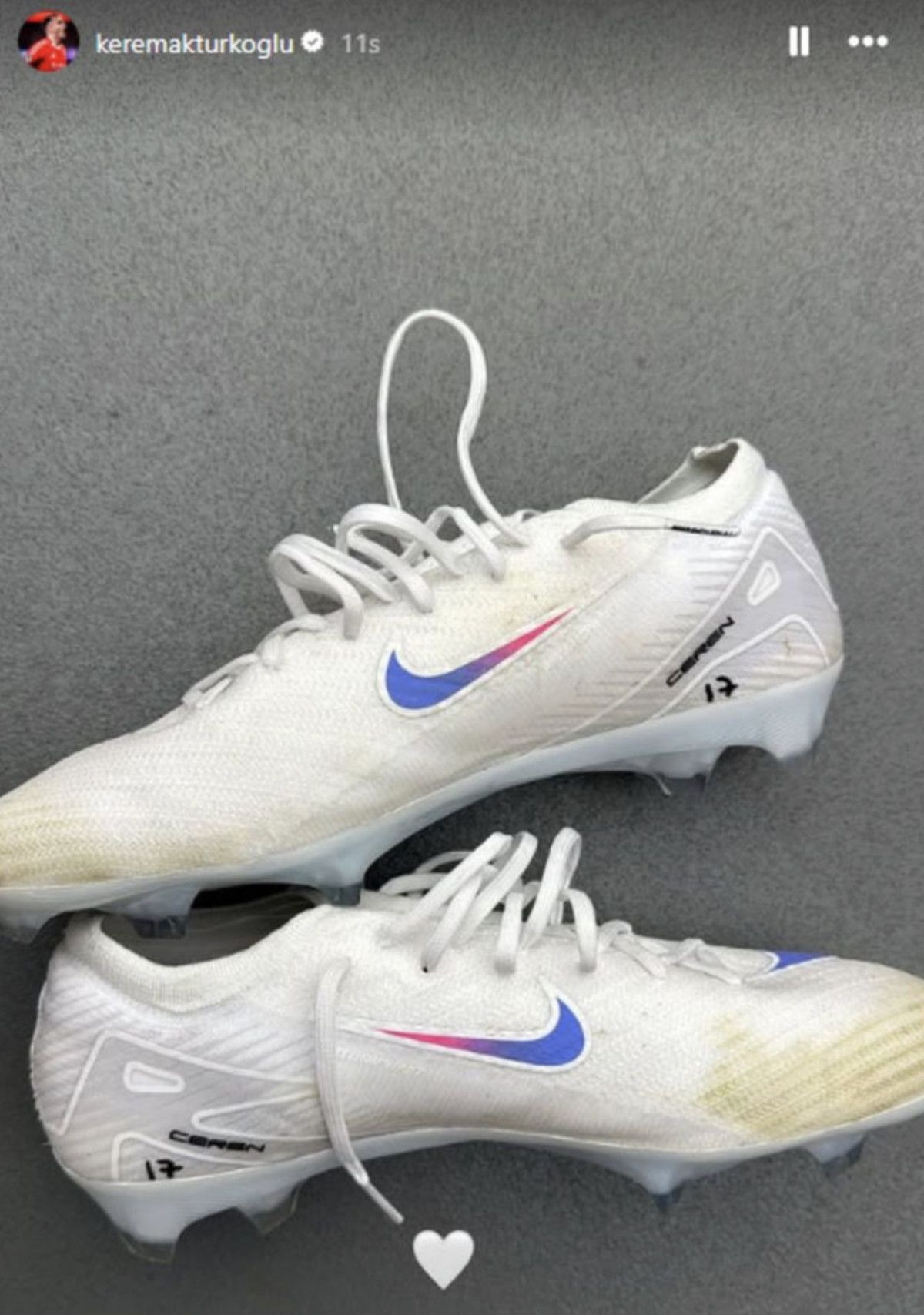 Mauro Icardi'nin Sevgilisine Kramponla Şaşırtan Jest! 3 Mauro Icardi'nin Sevgilisine Kramponla Şaşırtan Jest!