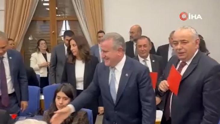 Meclis’te gülümseten anlar! CHP kırmızı kart gösterdi, Bakan Bak’tan anında cevap geldi