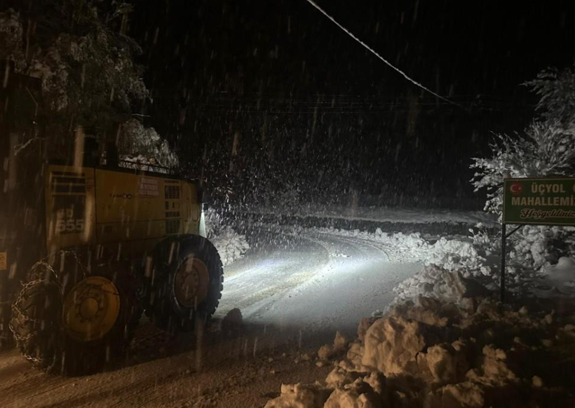 Meteoroloji uyarmıştı: Şehir kara büründü, belediye ekipleri çalışmalara başladı 1 Meteoroloji uyarmıştı: Şehir kara büründü, belediye ekipleri çalışmalara başladı