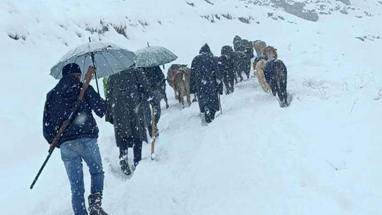 Meteoroloji uyarmıştı! Yoğun kar birçok kenti vurdu: Köyler kapandı, insanlar mahsur kaldı