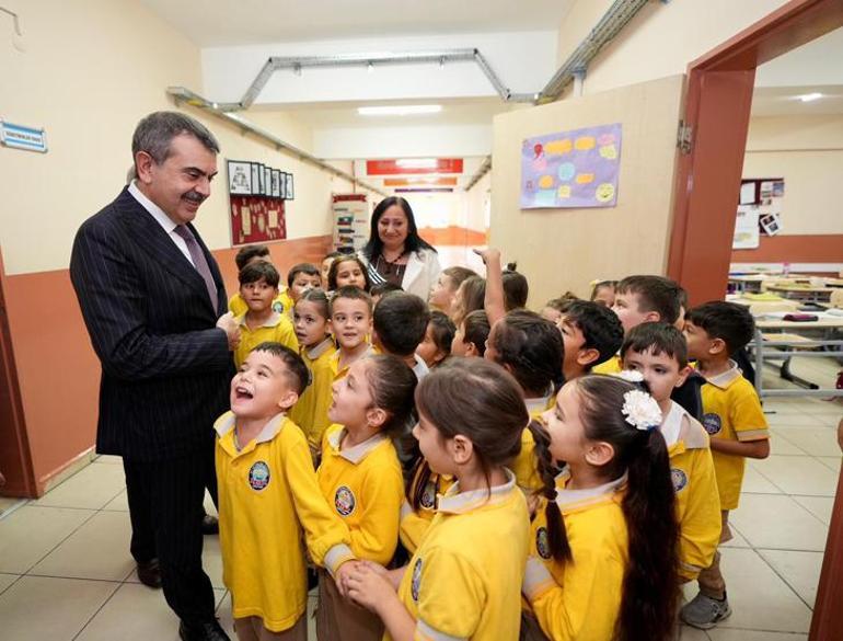 Milli Eğitim Bakanı Tekin'den Bursa ve Balıkesir'deki iki okula sürpriz ziyaret