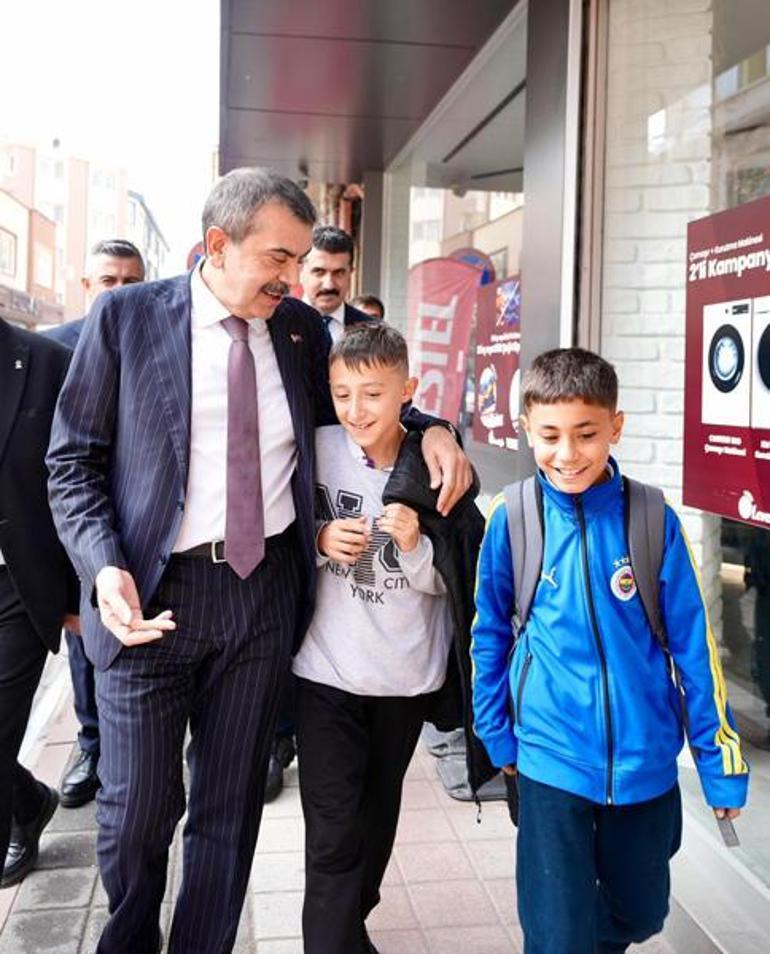 Milli Eğitim Bakanı Tekin'den Bursa ve Balıkesir'deki iki okula sürpriz ziyaret