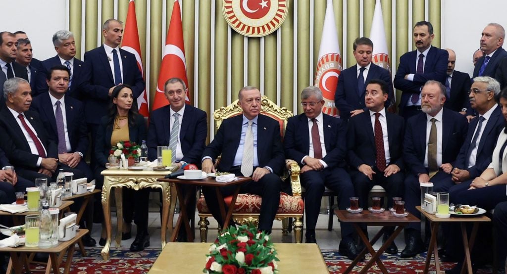 Milyonların Geçim Mücadelesi: AKP'de Patlak Veren Kriz Saç Başı Yoldurttu