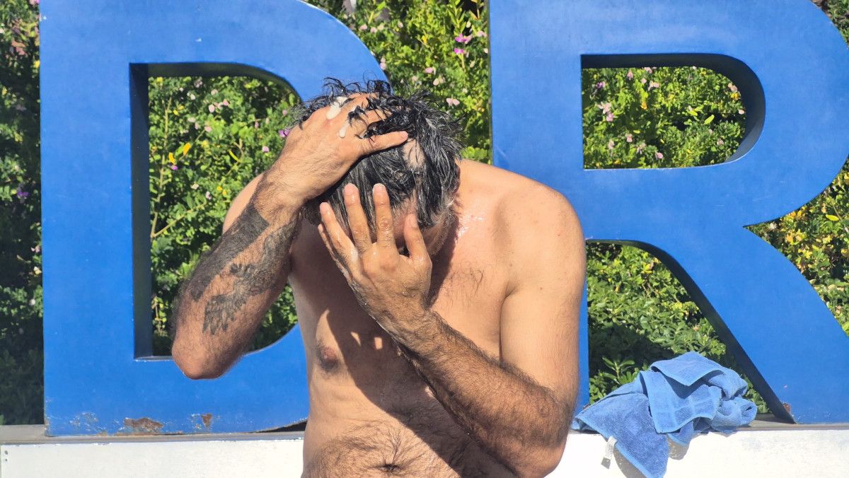 Muğla'nın Bodrum ilçesinde Su Kesintisine Meydan Okuyan Cesur Protestocu: Aşırı Sıcaklarda Duş Alarak Dikkatleri Üzerine Çekti!