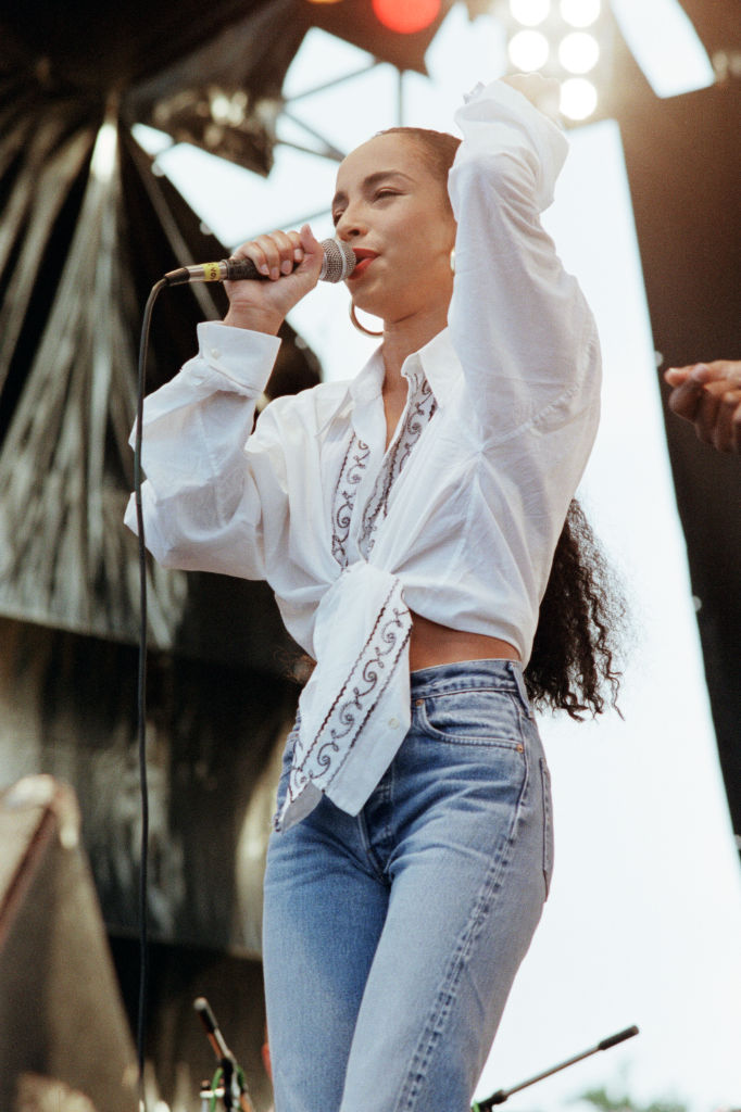 Müziğin Ötesinde: Sade’nin Moda Dünyasına İlhamı 3 Müziğin Ötesinde: Sade’nin Moda Dünyasına İlhamı