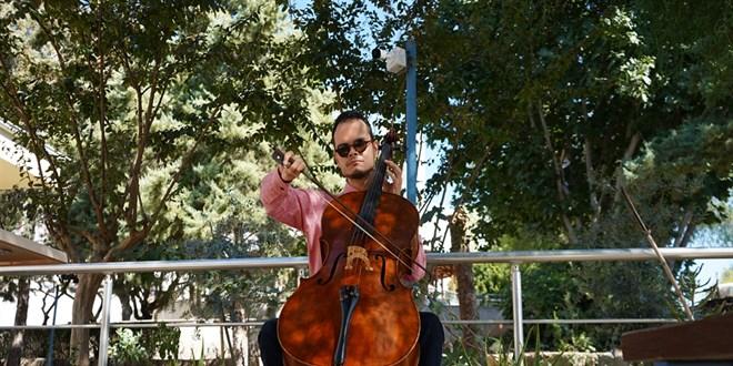 Müzikle Şifa Bulun: Görme Engelli Öğretmenin Hastalar için Ritim ve Şarkı Terapisi