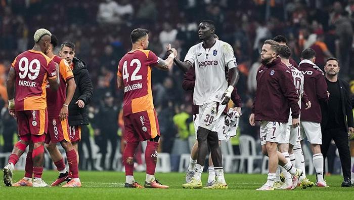 Nihat Kahveci'den Galatasaray Yıldızına Sert Eleştiri: Oynadı mı, Oynamadı mı? Aynaya Bakmayı Unutma! 1 Nihat Kahveci'den Galatasaray Yıldızına Sert Eleştiri: Oynadı mı, Oynamadı mı? Aynaya Bakmayı Unutma!