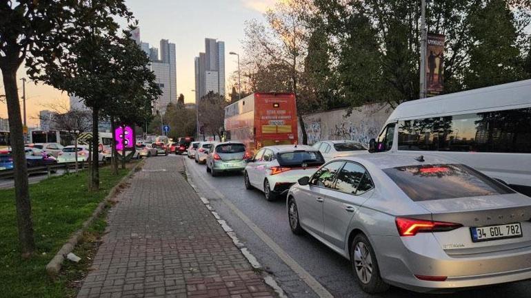 Okullarda ara tatil sona erdi! İstanbul'da trafik kilitlendi 1 Okullarda ara tatil sona erdi! İstanbul'da trafik kilitlendi
